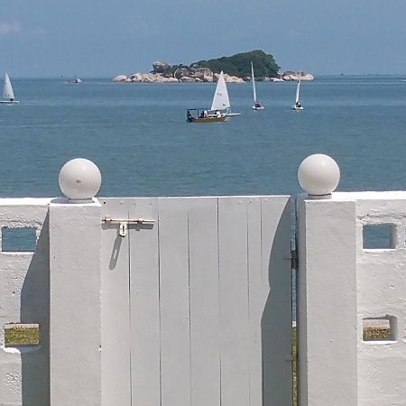 G&T'S Beach Front Villa ทานจุงบุงาห์ ภายนอก รูปภาพ