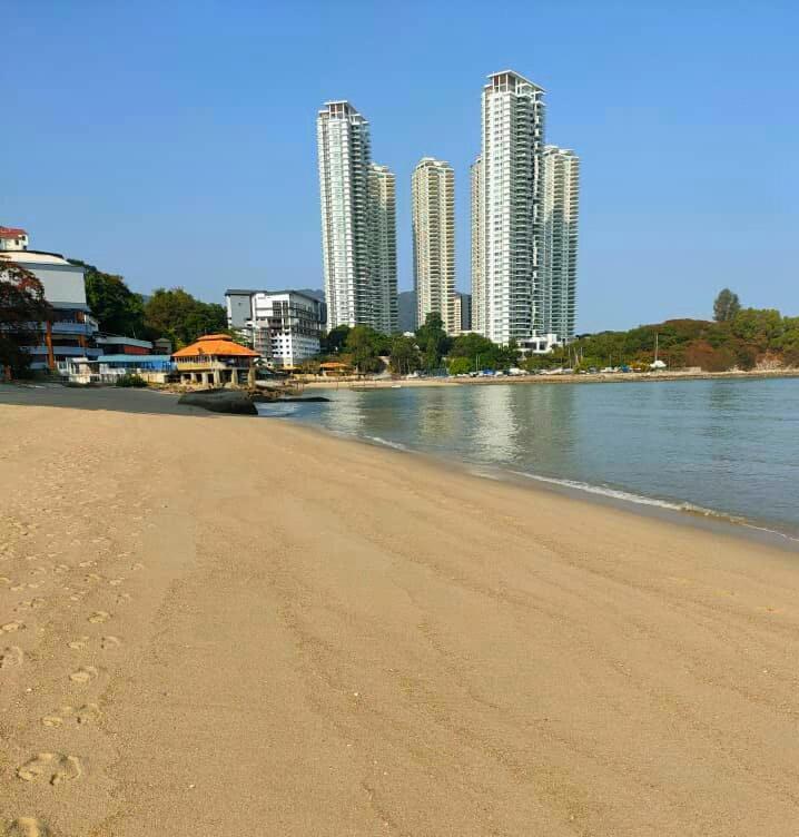G&T'S Beach Front Villa ทานจุงบุงาห์ ภายนอก รูปภาพ