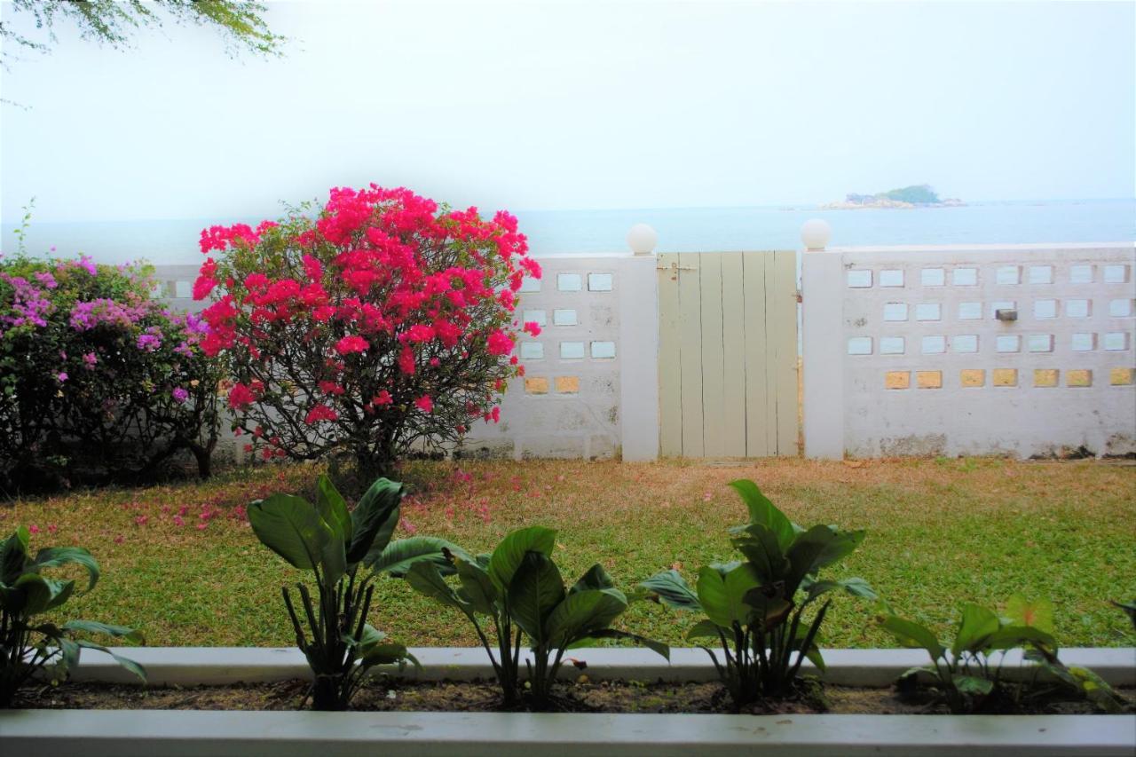 G&T'S Beach Front Villa ทานจุงบุงาห์ ภายนอก รูปภาพ