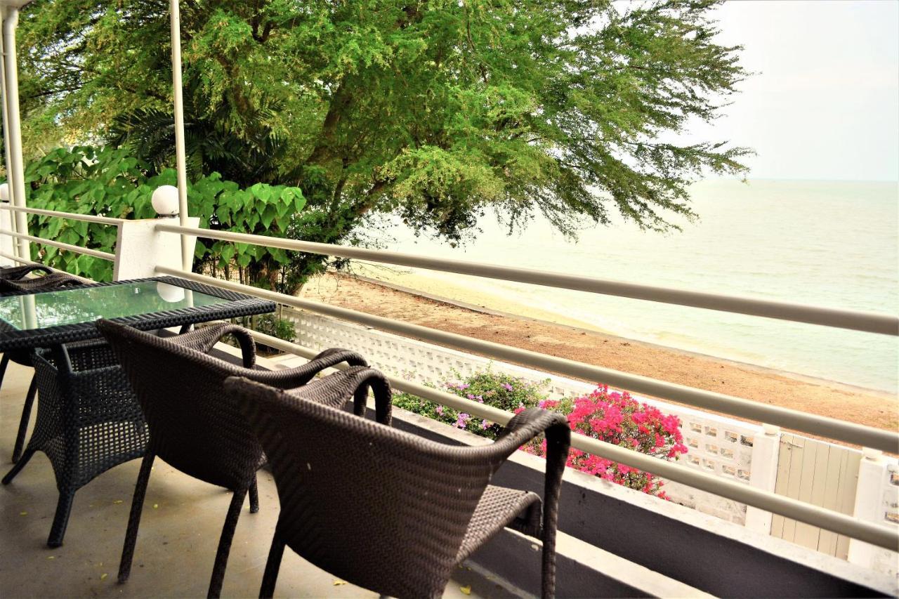 G&T'S Beach Front Villa ทานจุงบุงาห์ ภายนอก รูปภาพ