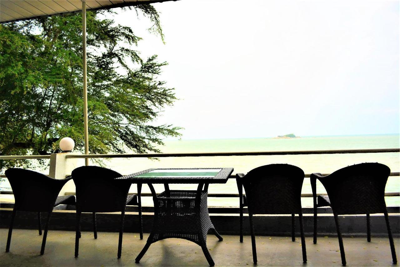 G&T'S Beach Front Villa ทานจุงบุงาห์ ภายนอก รูปภาพ