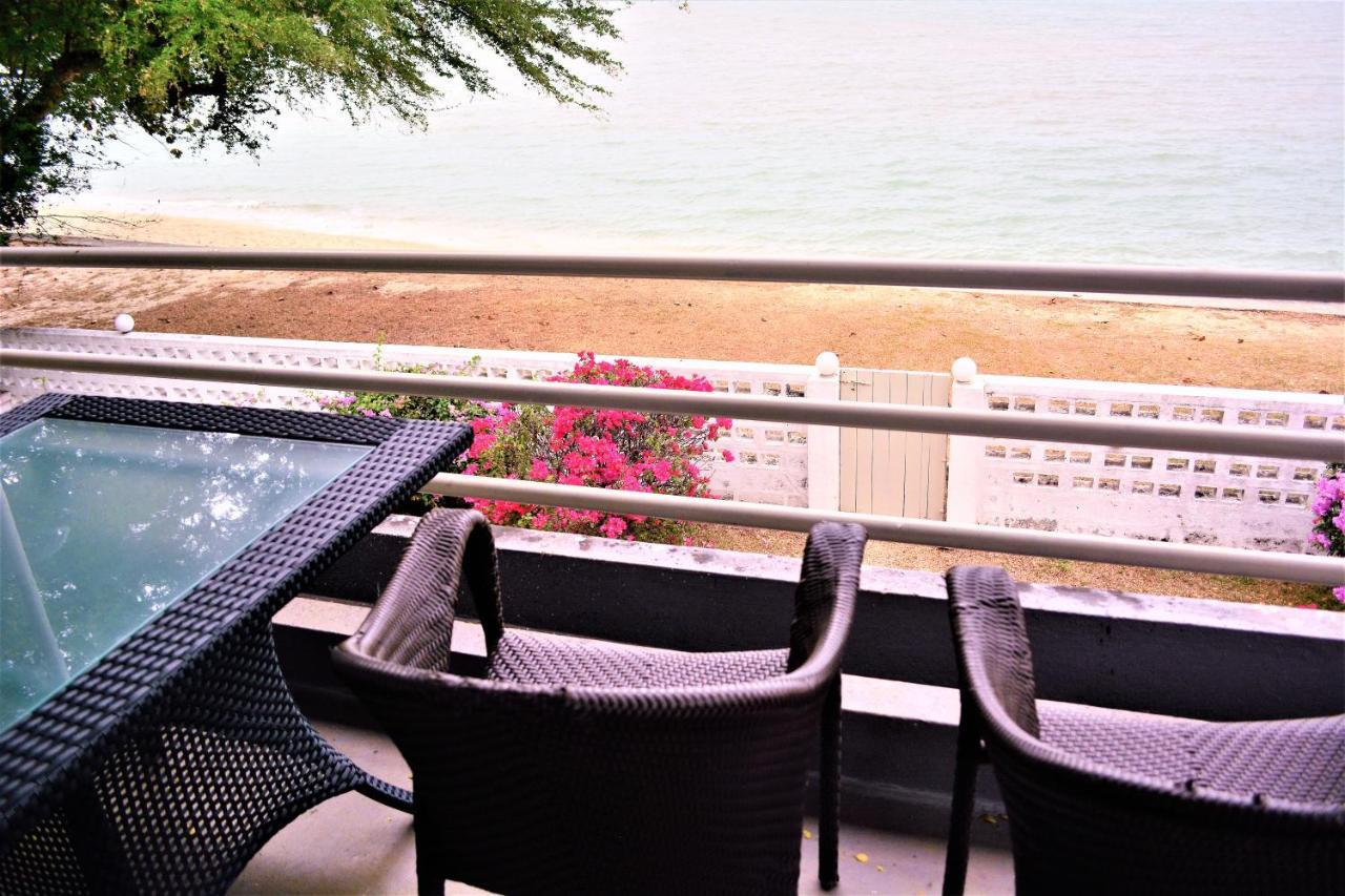 G&T'S Beach Front Villa ทานจุงบุงาห์ ภายนอก รูปภาพ