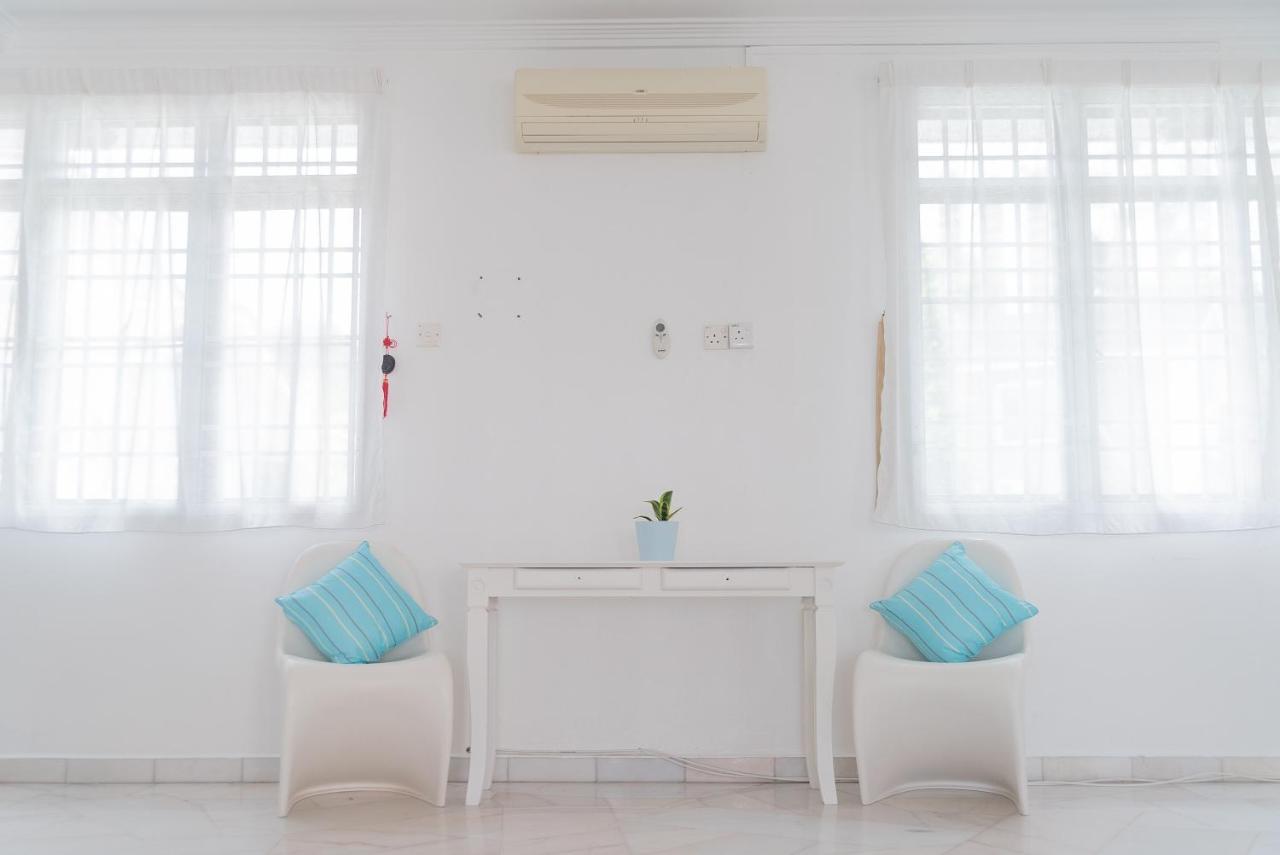 G&T'S Beach Front Villa ทานจุงบุงาห์ ภายนอก รูปภาพ