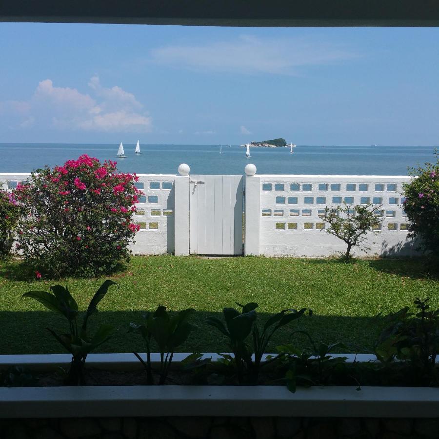 G&T'S Beach Front Villa ทานจุงบุงาห์ ภายนอก รูปภาพ