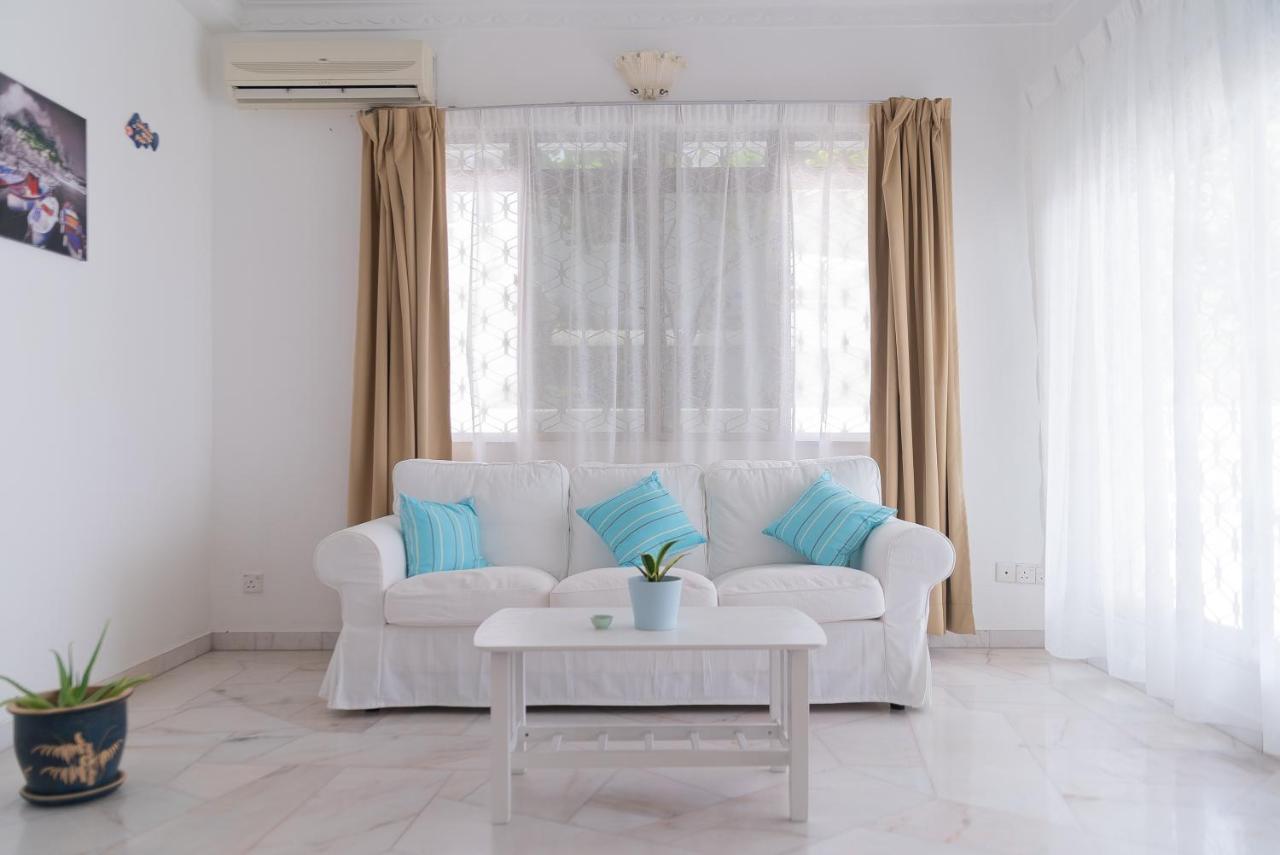 G&T'S Beach Front Villa ทานจุงบุงาห์ ภายนอก รูปภาพ