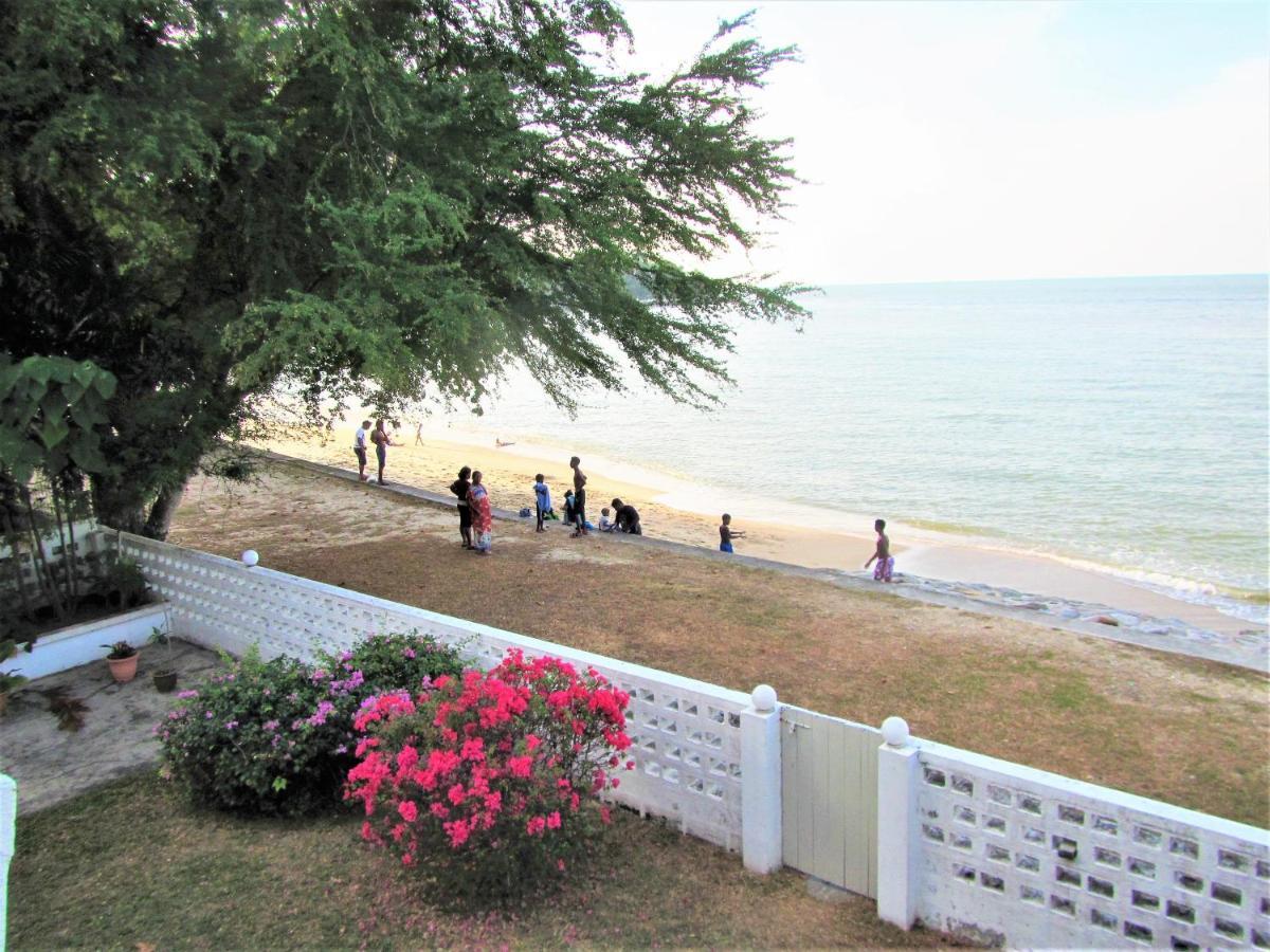 G&T'S Beach Front Villa ทานจุงบุงาห์ ภายนอก รูปภาพ